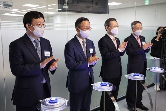 CU 무인 담배자판기에서 청소년은 담배 못사는지 실증