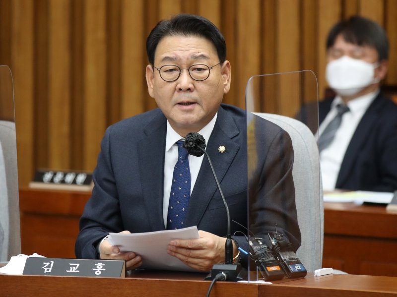 ‘닥터 카’ 논란 신현영 국조 위원 사퇴…민주 “정치가 너무 비정”