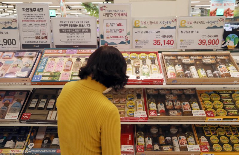 대형마트 휴업일 배송 허용에 갑론을박 대기업 독점 심화 자율성 강화