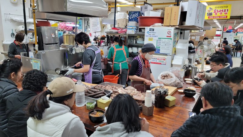 70년 전통장터, 골목마다 MZ식객이 찾는 맛집 즐비[길 위에 장이 선다]