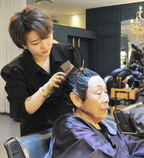 롯데백화점 대구점, 가정의 달 맞아 대면 봉사 눈길