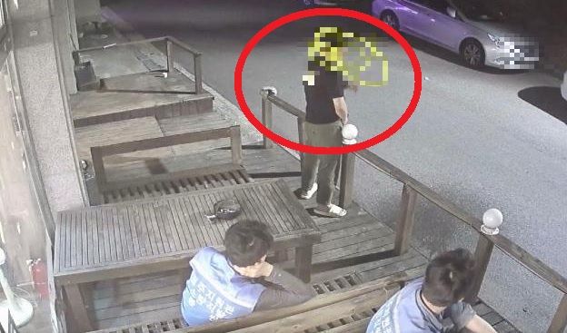 악취가 진동..식당 테라스서 노상방뇨 한 남성에 공분