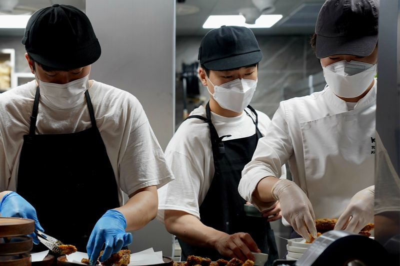 한조각 한조각 특제소스 붓으로 바른 치킨.. 교촌 맛의 비결입니다