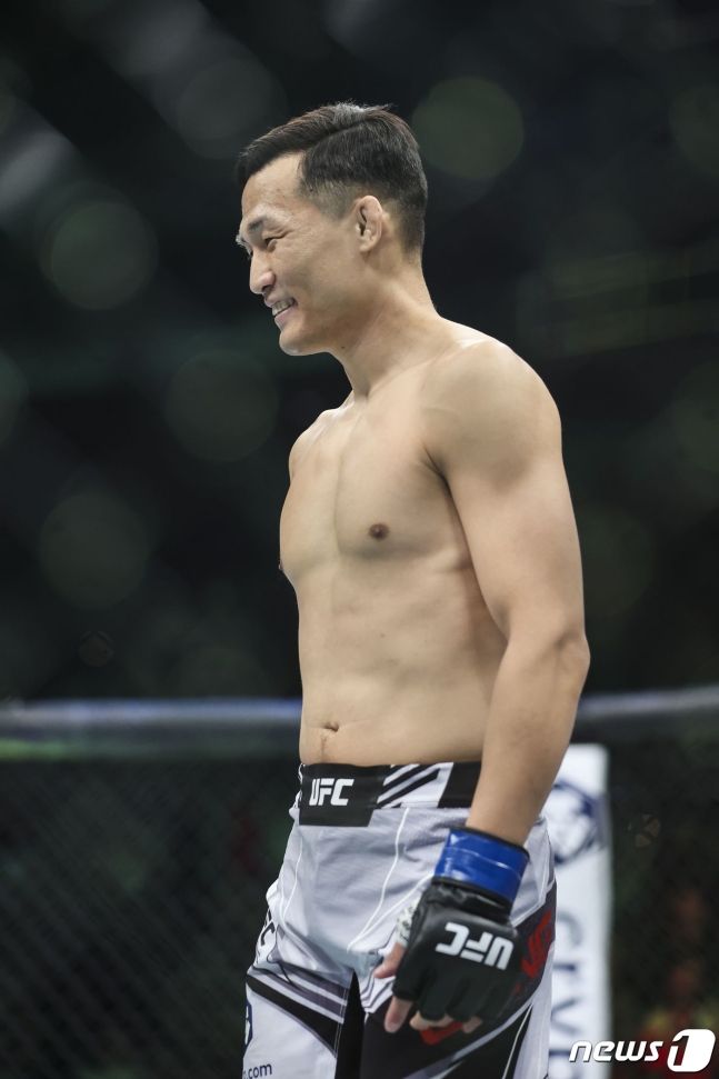코리안 좀비 정찬성, 8월 싱가포르서 할로웨이와 맞대결