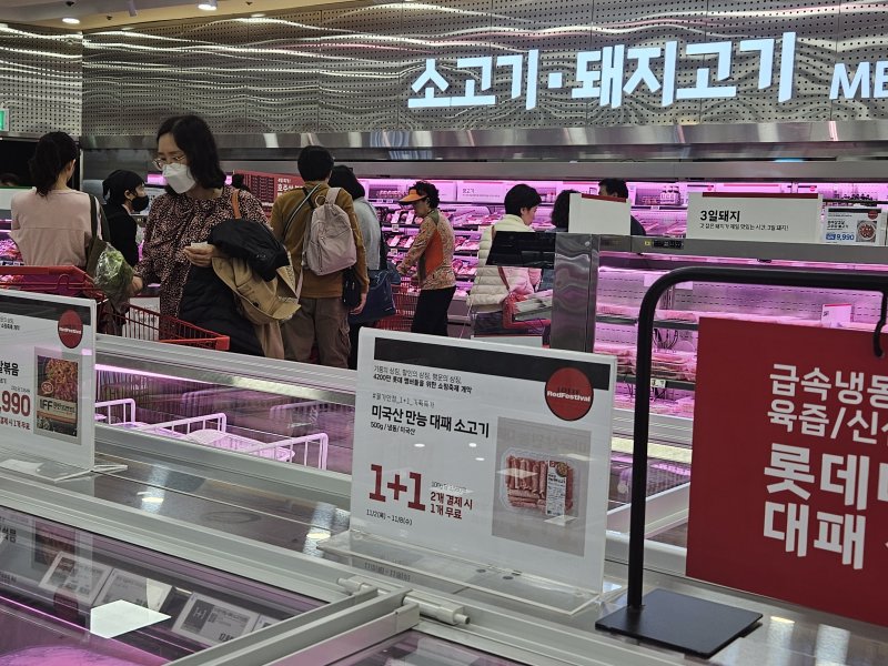 반값 삼겹살·킹크랩 완판… 할인에 장 볼 맛나네요[현장르포]