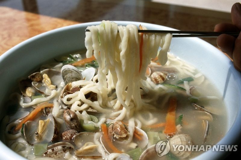 집에서도 이렇게 먹나요 칼국수집 손님 3명이 앞접시 16개 썼다