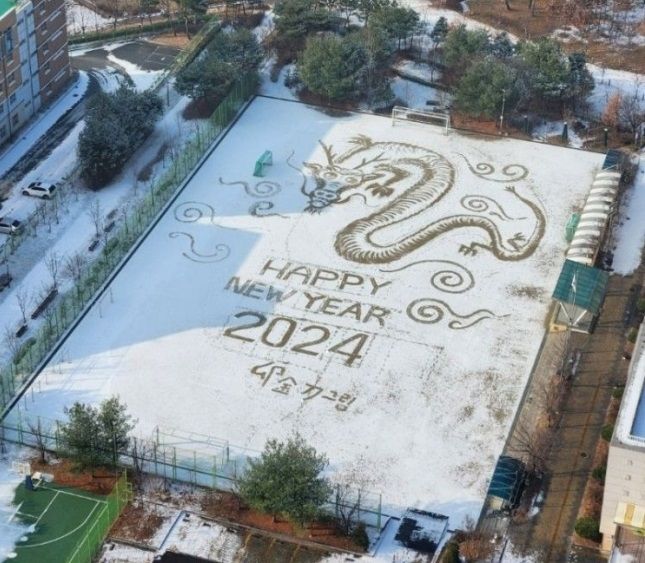 중학교 운동장에 예술했다...눈위에 그려진 거대한 그림 2점