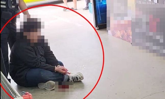 고객님 저한테 왜 이러세요..마트 점원 한마디에 칼부림한 20대男, 결국