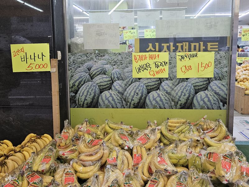 싼 곳 찾아 삼만리...식자재 마트도 북새통