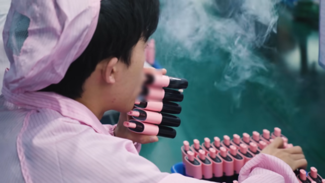 1만개비 입에 물고 뻐끔뻐끔..전 세계 전자담배 80% 생산하는 이곳