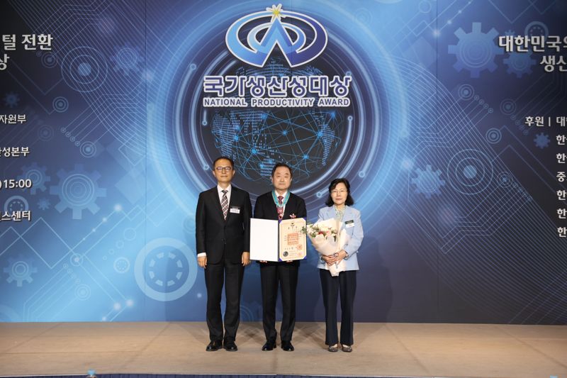 신용문 원일특강 대표·홍성길 스노젠 대표 제48회 국가생산성대회 은탑산업훈장 수상