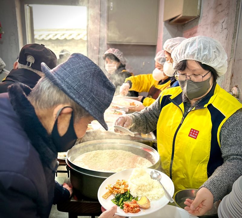 설 앞두고 저소득층 노인 위해 아성다이소, 배식 봉사