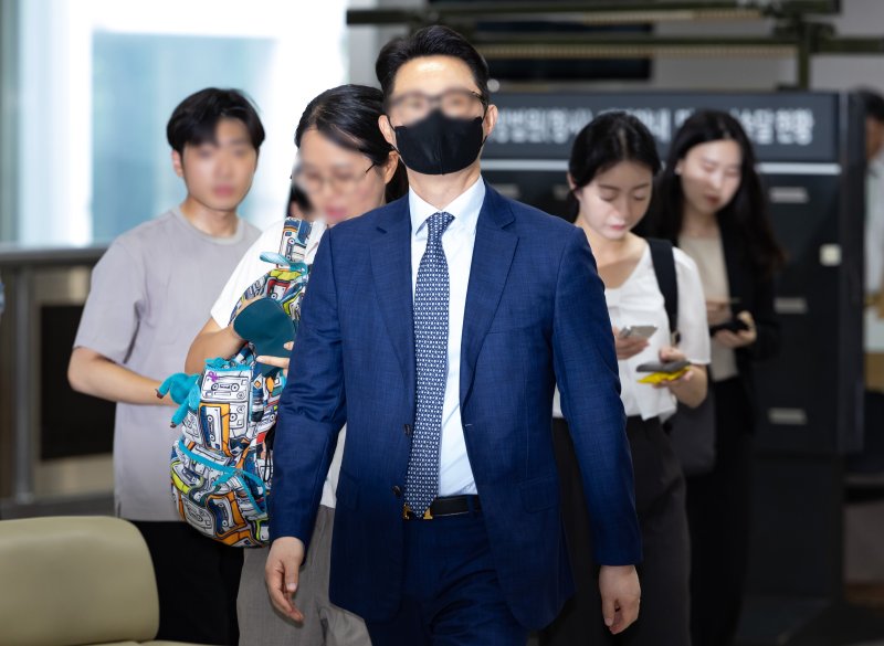 '건진법사 청탁 의혹' 통일교 전 간부 구속...특검 수사 급물살