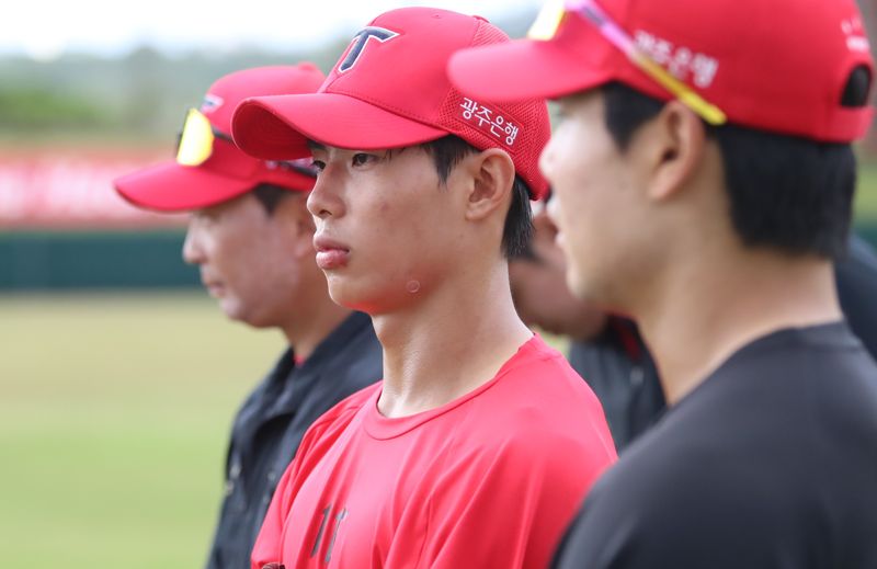 “신인 김민규, 동나이대 김호령보다 타격 낫다”… 이범호 감독이 극찬한 '차세대 중견수' 누구길래?