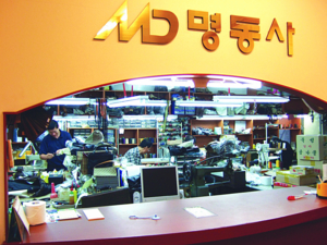 수입 브랜드보다 더 뜬 명품 수선점 명동사