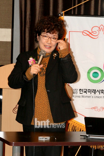 [포토]강연중인 유엔미래포럼 박영숙 대표