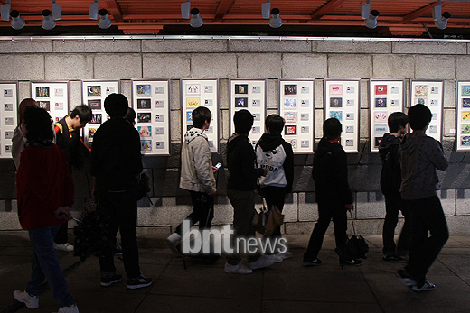 [포토] 발걸음을 멈추고 네일아트를 구경하는