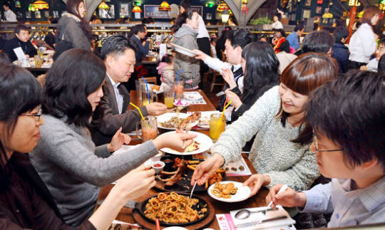 [달아오른 연말경기] 名品 매출 30% 급증…레스토랑 두시간 기다려야
