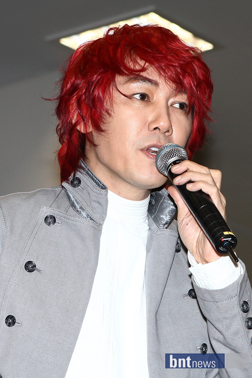 [포토] 기부천사 김장훈 빨간머리 눈에 확 띄네~