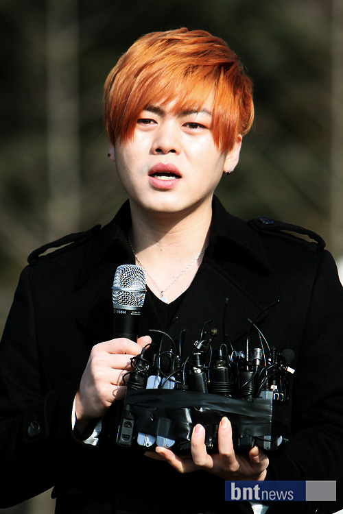 [포토] H.O.T 리더 문희준 이제 사회인된 (이)재원이 축하한다!