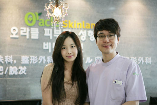 [포토] 오라클 피부과 네트워크 홍보모델 한소영, 주영현 원장과 함께