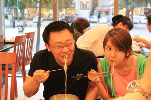 이파니, 화이트치과 강제훈 대표원장과 냉면 먹는 사진공개!!