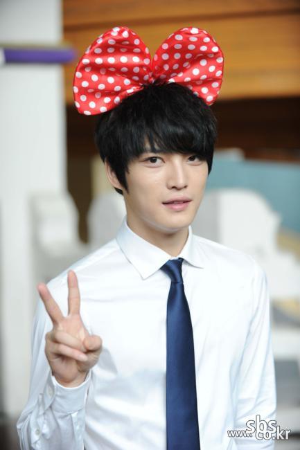 ‘보스를 지켜라’ 김재중, 땡땡이 리본밴드하고 첫방 대박 기원!
