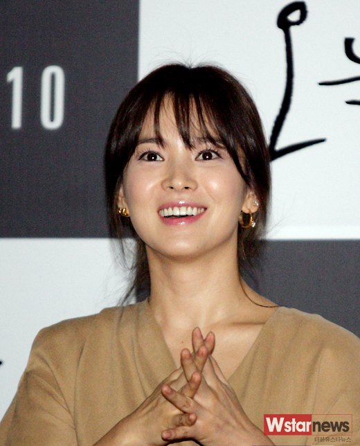 [포토] 오늘 송혜교, 여신미소 보다 단정한 네일 눈에 띄네~