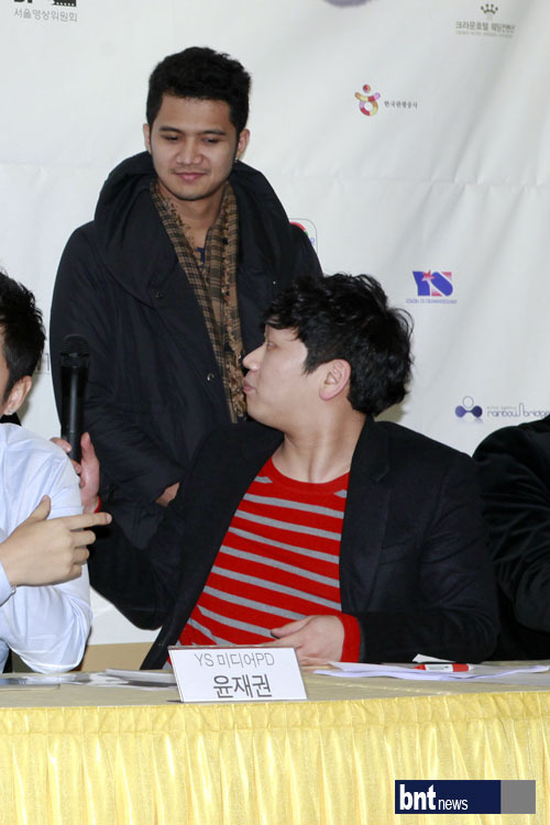 [포토] 김도훈 작곡가 '작은 것 까지 지도해주는 모습~'