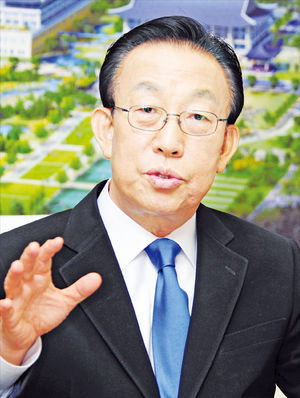 [월요인터뷰] 원전서 미래 먹을거리 찾는 김관용 경북도지사