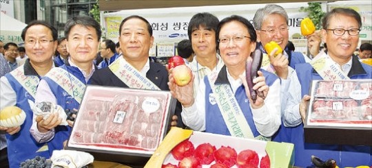 포도 사세요 과일장터 연 삼성 사장들