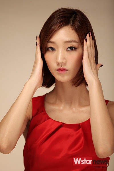 [포토] 나인뮤지스 은지, 헤어 점검도 꼼꼼하게~