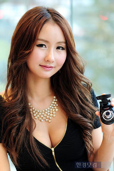 레이싱모델 윤우리 파격 의상 옷 입은거 맞아?