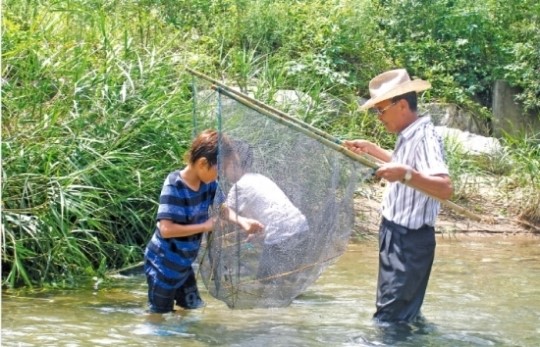 [Farm Stay] 강원 오미마을, 손두부 만들고 짚공예…산골 자연 만끽