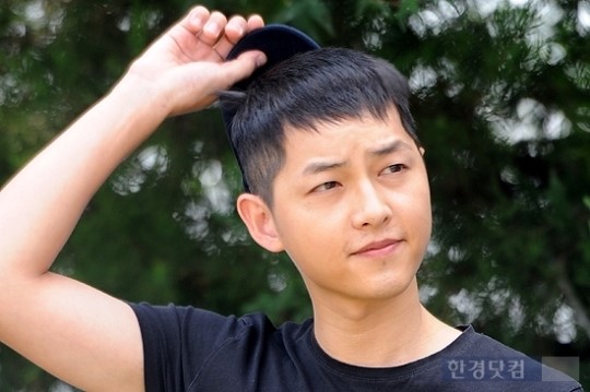 [포토] 송중기 까까머리 드러내며~