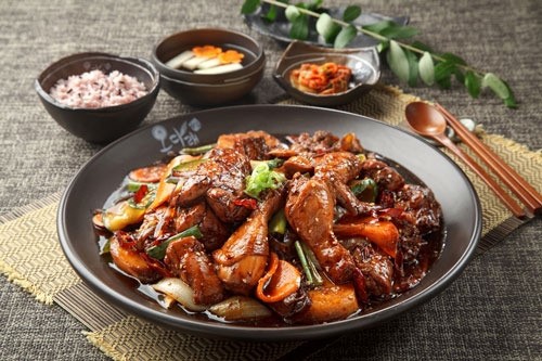 홍대역 근처에서 뭘 먹지? 특별한 찜닭 맛집 방문해보자!