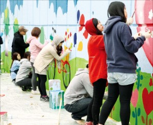 [취업시장 강자 사람인HR] 사회공헌 활동도 앞장, 벽화 봉사·농촌 일손돕기…착한 기업 프로젝트