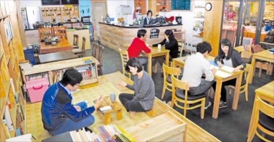 [전통시장 히든챔피언] 아이들은 마실카페서 독서…엄마들, 마음 놓고 쇼핑해요