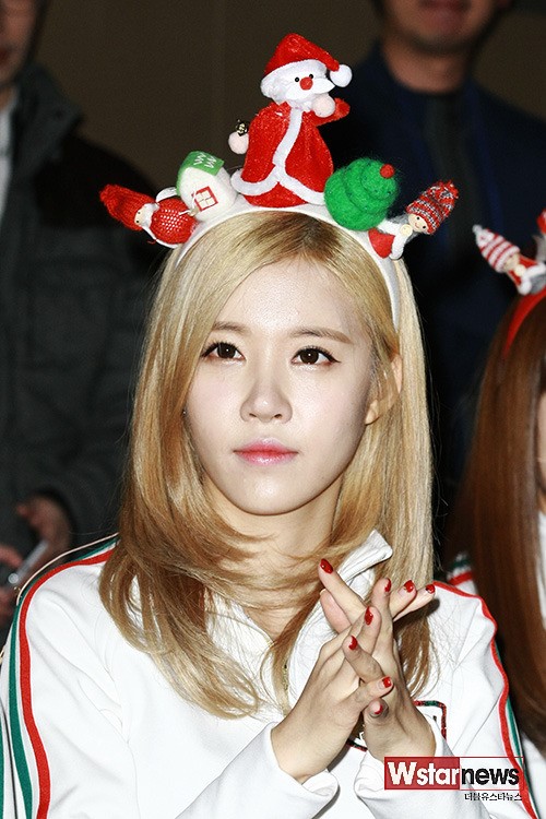 [포토] 크레용팝 엘린, 산타머리띠에도 빛나는 뮤즈급 미모