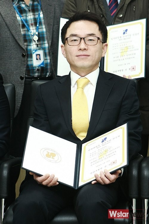 [포토] JK 성형외과 최윤석 원장, 강남구 ‘일자리 창출 우수 기업’ 인증서 수상