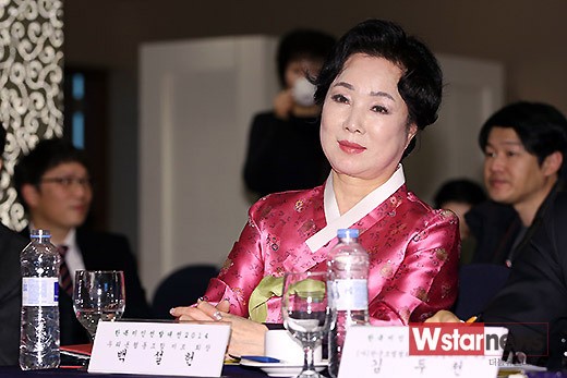[포토] 심사 중인 우리옷협동조합 미르 백설헌 회장 (한복미인선발대전)