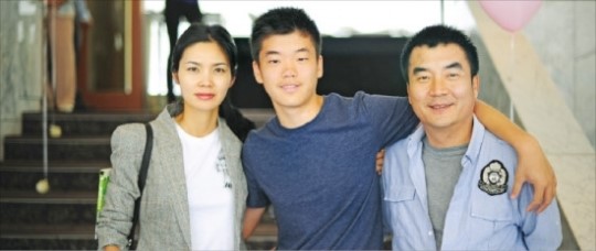 누적 기부액 10억원 넘은 명동 기부천사 원영식 회장 노숙인 돌보던 어머니 영향, 기부가 생활됐죠