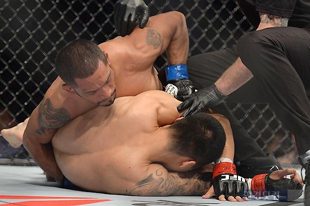 [포토] 프레디 세라노 말리는 심판 (UFC 서울)