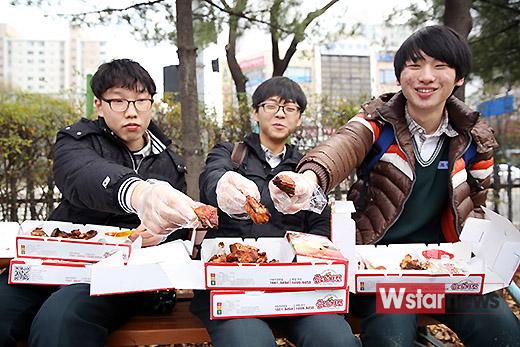 [포토] 굽네치킨 이벤트, 안양 부흥 고등학교 학생 ‘2박스 챙겼어요’