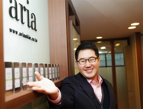 순수한 피부의 요정, 아리아(aria) 세계를 홀린다
