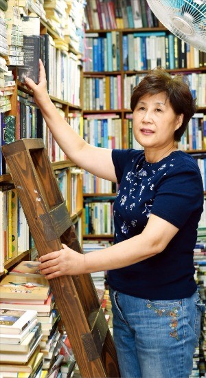 [人사이드 人터뷰] 신촌 떠나는 1세대 헌책방 공씨책방 장화민 대표