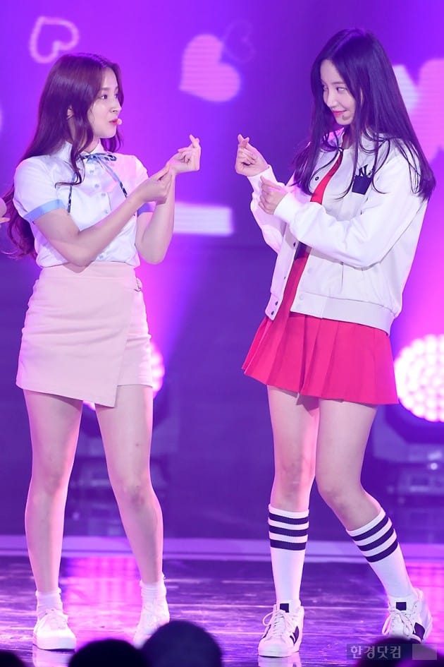 [HEI포토] 모모랜드 낸시-연우, 내 하트가 더 예쁘지~