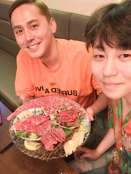 오빠생각 딘딘, 클릭비 김상혁 오픈한 ‘육회관’서 인증샷
