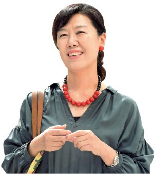 이원 시인 부대끼는 우리 사회에 사랑 지피고 싶었죠