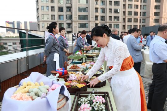 [Earth! 얼쑤! 세계속의 한류] 마음으로 풀어가는 한중 문화교류